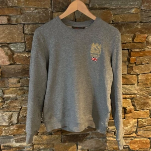 Morris tröja XS - Säljer nu denna stilrena Morris tröja i storlek XS. Den är i fint skick inga tecken på användning. Nypris: 1299kr. Pris ej hugget i sten. Hör av dig om du har funderingar!🙌🏼