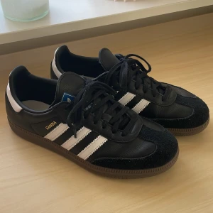 Adidas sneakers - Adidas samba! I princip oanvända, inga defekter. Kommer tyvärr inte till användning hos mig. Köpta för 1300kr på Jd sports 🥰
