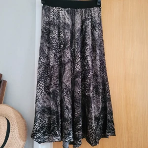 Vintage kjol - I sammets/plyschliknande stil. Resår i midjan utan fickor.