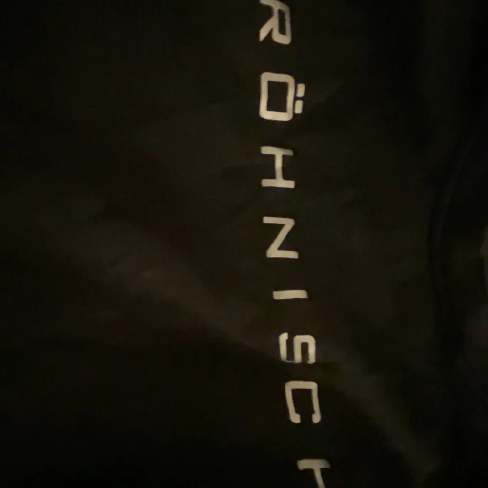 tröja från röhnish i stl Xs den är perfekt till träning men funka även till vardags den är inte mycket använd av mig men jag har köpt den av en på vinted. Hoodies.