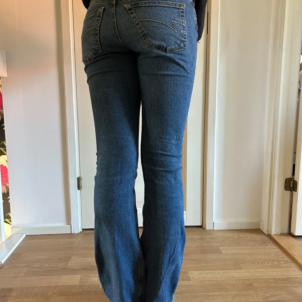 Jätte snygga lågmidjade jeans från junkyard. Helt nya, använda 1 gång innan, säljer pga för långa. Skriv om ni har frågor. Priset kan diskuteras❤️. Jeans & Byxor.