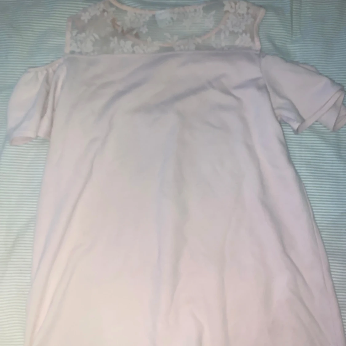 Rosa topp med spetsdetaljer från Lindex - 90