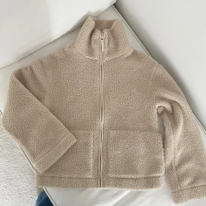 Teddyjacka HM - Säljer min teddyjacka från hm i jättefint skick, den är ljusbeige. Säljer för billigare då jag vill bli av med den eftersom den inte passar mig❤️