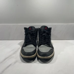 Jordan 1 shadow grey  - Säljer dessa fräscha Jordan 1or i storlek 45. 