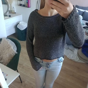 Svart/vit stickad tröja  - Svart stickad tröja med vita "prickar" då garnet är både svart och vit. Passar perfekt till hösten!  Strl. Xs men skulle säga att den även passar S. Fint skick utan fläckar eller andra slitage  