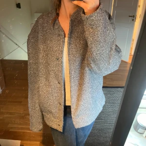Grå overshirt i ull - Säljer en snygg och bekväm grå kappa i ull från Only köpt på Nelly. Perfekt för höst och vår! Stängs med knappar framtill🥰✨💞💞