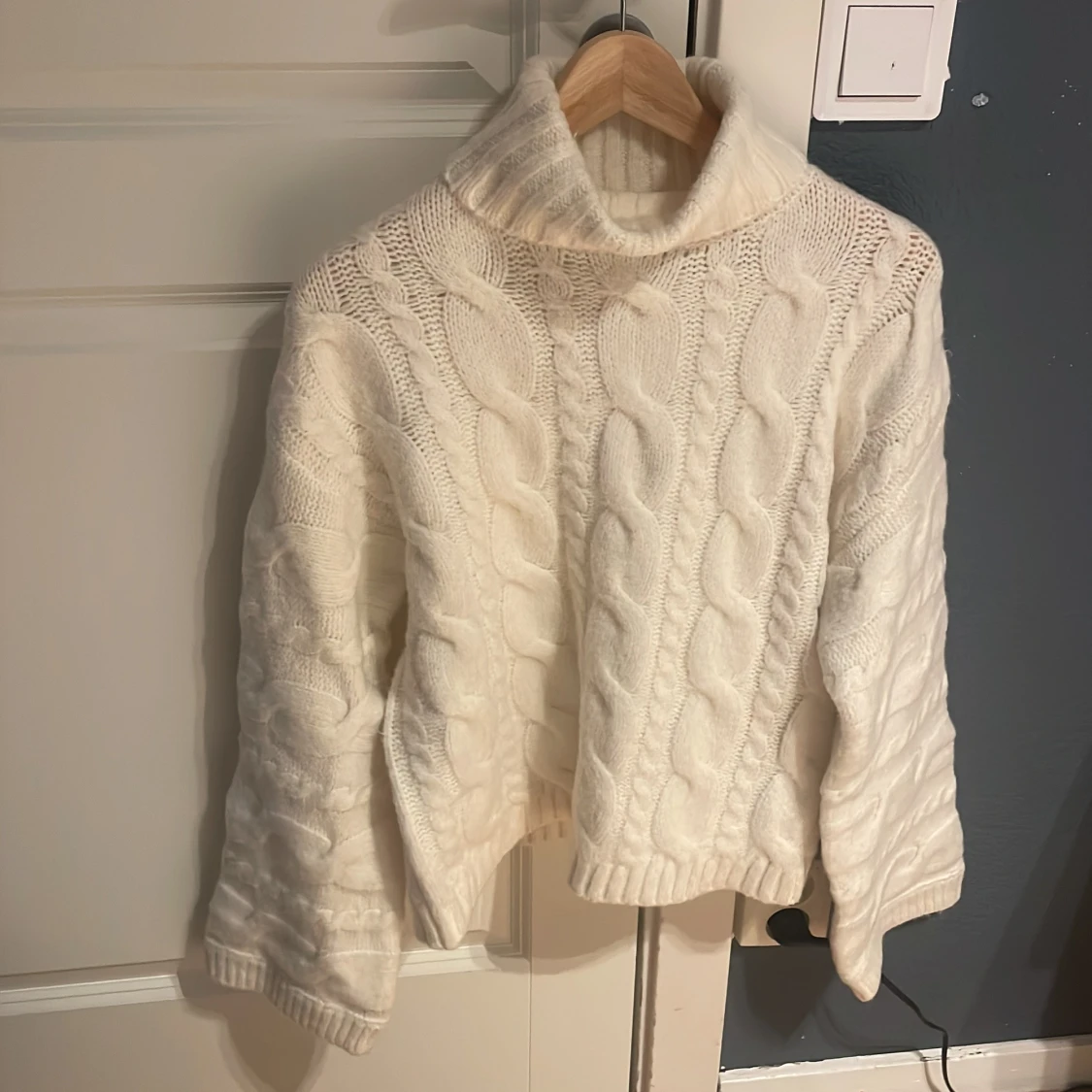 Kabelstickad polo tröja