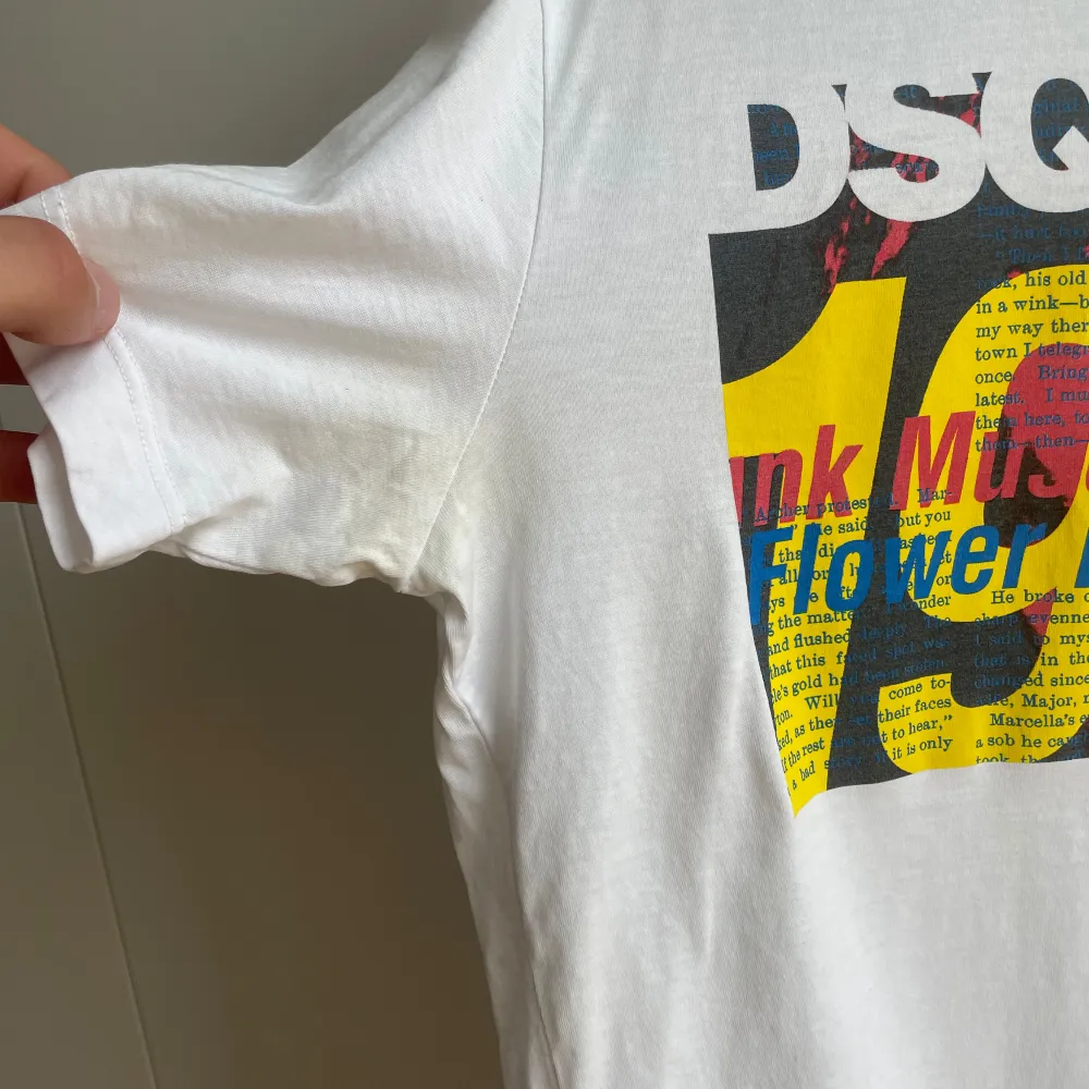 Säljer denna feta Dsquared2 t-shirt. Storlek M. Bra skick. Självklart är den äkta.. T-shirts.