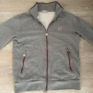 Moncler maglia cardigan  - Tjena  Säljer nu denna riktigt snygga Moncler maglia cardiganen som är i storlek S. Tröjan är i riktigt bra skick 8/10. Mitt pris är 1799, ny kostar den runt 5000-6000kr. Skriv om du har någon fråga eller fundering. Byten kan också vara intressant.  