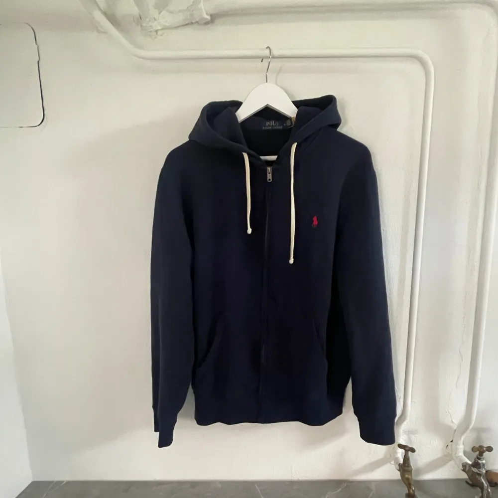 Ralph Lauren zip i 8,5/10 skick, Nypris 2200. Hör av er i dm vid frågor!🔊 Priset ej hugget i sten!🪨 . Hoodies.