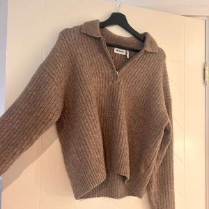Zip up tröja  - Tröja från weekday, har använt tröjan bar 1-2 ggr och är i jätte bea skick inga fläckar eller nopprar