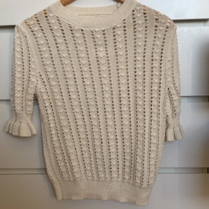 Virkad tröja  - En superfin tröja från Carin Wester. Går ej att köpa längre. Ny pris 399kr🫶🏽  Färgen är off white