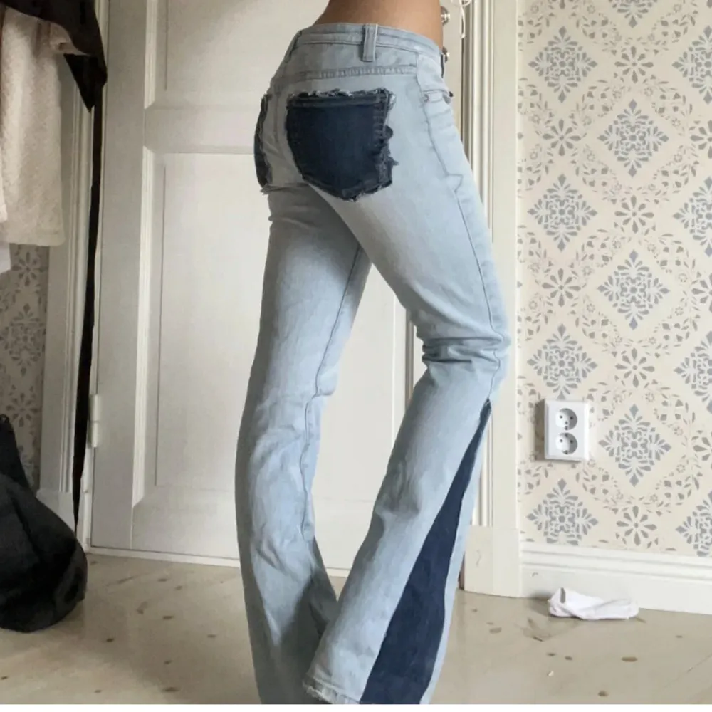 Lågmidjade jeans, midjemått ca 39 cm och innerbenslängd 82 cm💕. Jeans & Byxor.