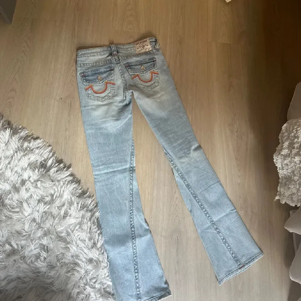 Säljer dessa super Lågmidjade true religion jeansen❤️INGA DEFEKTER❤️ köpta på Nelly för 1599💕. Jeans & Byxor.