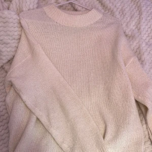Lager157 krämvit oversized tröja - Jättefin oversized tröja från lager157 som har bara använts en gång. Säljer då den är för oversized för min smak.