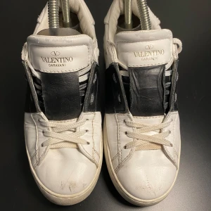 Valentino Skor - Hej! Säljer nu dessa Valentino skor, storlek 38.5, skicket bedömer vi är använt , tveka inte på att höra av er vid frågor kring skorna! 