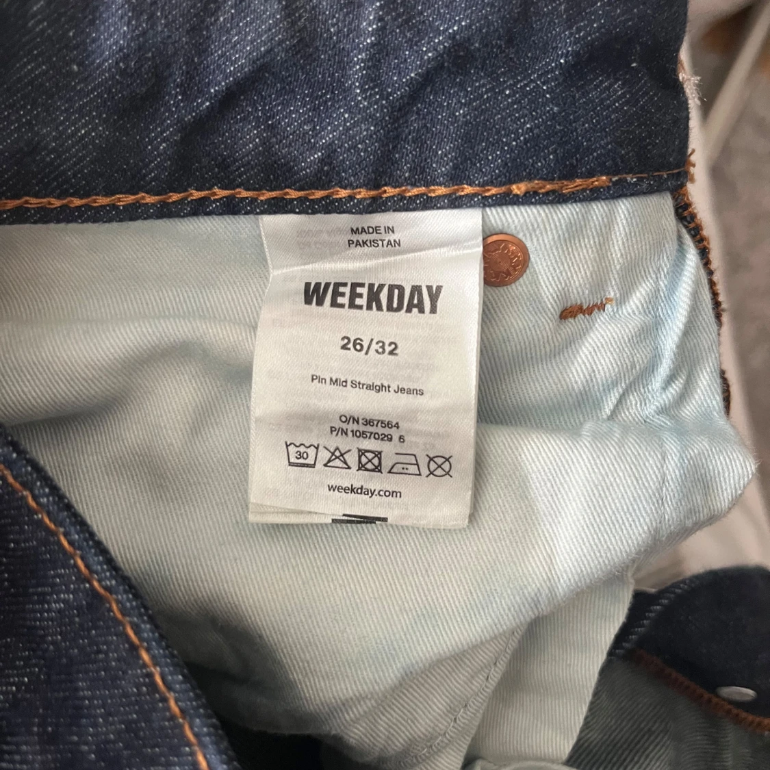 Weekday Jeans mörkblå storlek 26/32 - 91