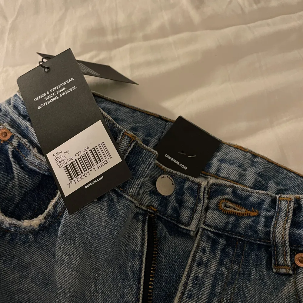 Helt nya jeans från Dr. Denim, modell Echo. Säljer pga fel storlek. Skriv för fler bilder:). Jeans & Byxor.