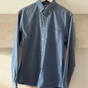 Blå skjorta med knappar - Lexington skjorta, washed oxford, classic fit. Skjortan är använd fåtal tillfällen och skulle därav säga så gott som nyskick. Storlek small. 