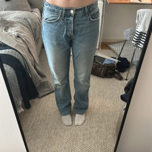 Blåa jeans - Blåa straight leg jeans med medelhög midja från Zara, strl 38. Jag är ca 174 för ref