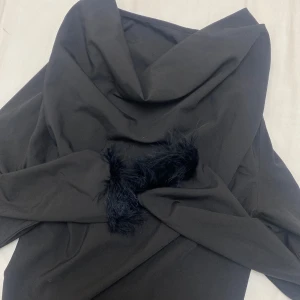 Blus med fjädrar  - Svart oanvänd blus med fjädrar på händerna och volang framifrån. Köpt från Shein storlek S
