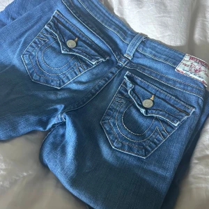 true religion jeans  - såå fina true religion jeans som sitter perfekt! säljer dom då de tyvärr inte kommer till användning, de är låga i midjan🤍skriv för fler bilder!