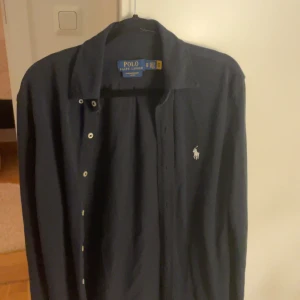 Polo skjorta - Ralph lauren skjorta i nyskick  Storlek XS  Mörkblå