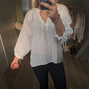 Vit blus  - Vit blus med fina detaljer, knappt använd. 