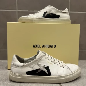 Axel Arigato’s - Axel Arigato’s Clean 90. Stilrena skor som är i väl använt skick. Originalbox medföljer ej ❌Skriv i DM vid övriga frågor och funderingar 📝