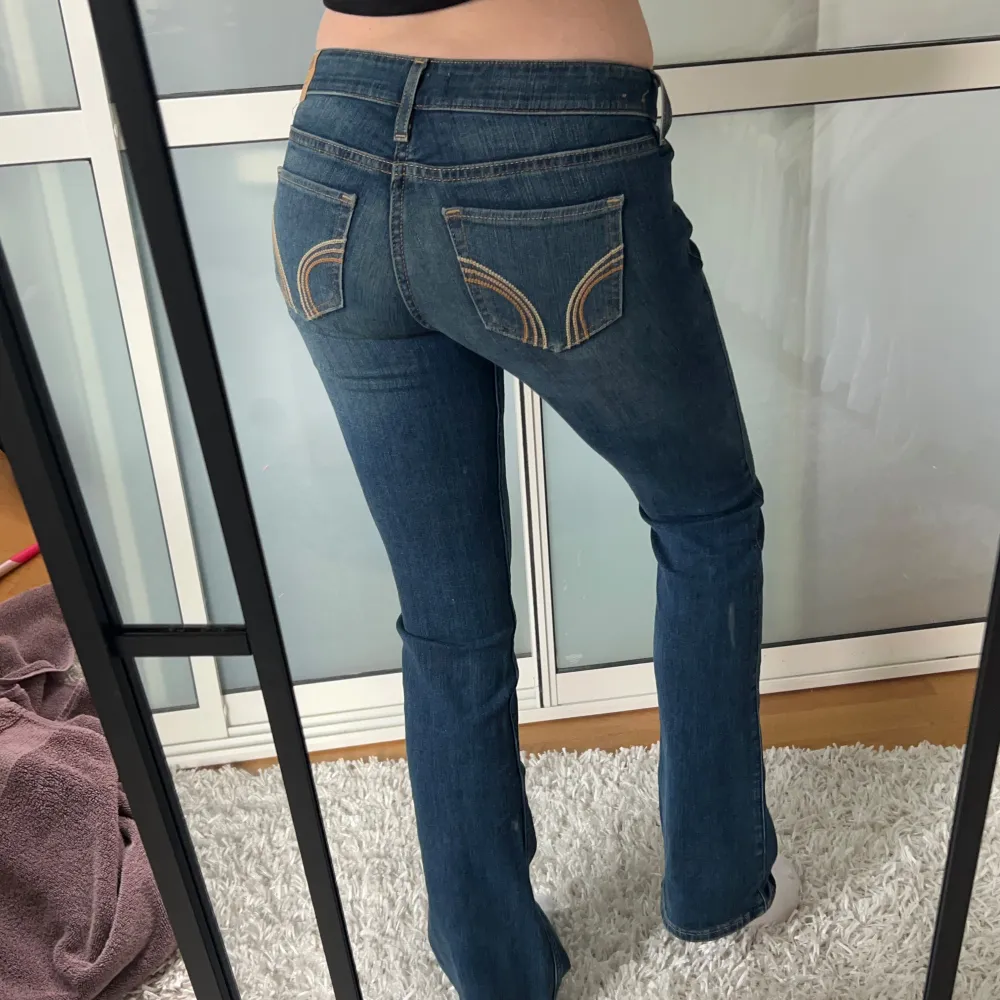 Super Lågmidjade bootcut jeans från hollister W25 L31 innerbenslängd:76 midjemått:34 stretch till 38. Köp sker via köp nu, jag postar inom 24h. Kvar tills markerad såld . Jeans & Byxor.