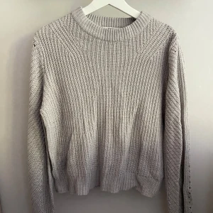Stickad tröja - Simpel stickad tröja som är använd men inga tecken på slitage! Från Gina tricot och storlek XS