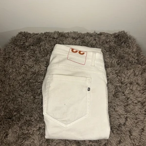 Dondup Jeans - Ett par vita dondups, unika och eftertraktade💫💯. Storlek 33 fast passar 30-32, i strålande skick och kvitto från Nk finns🙌💯. Hör gärna av er vid flera frågor eller funderingar! 