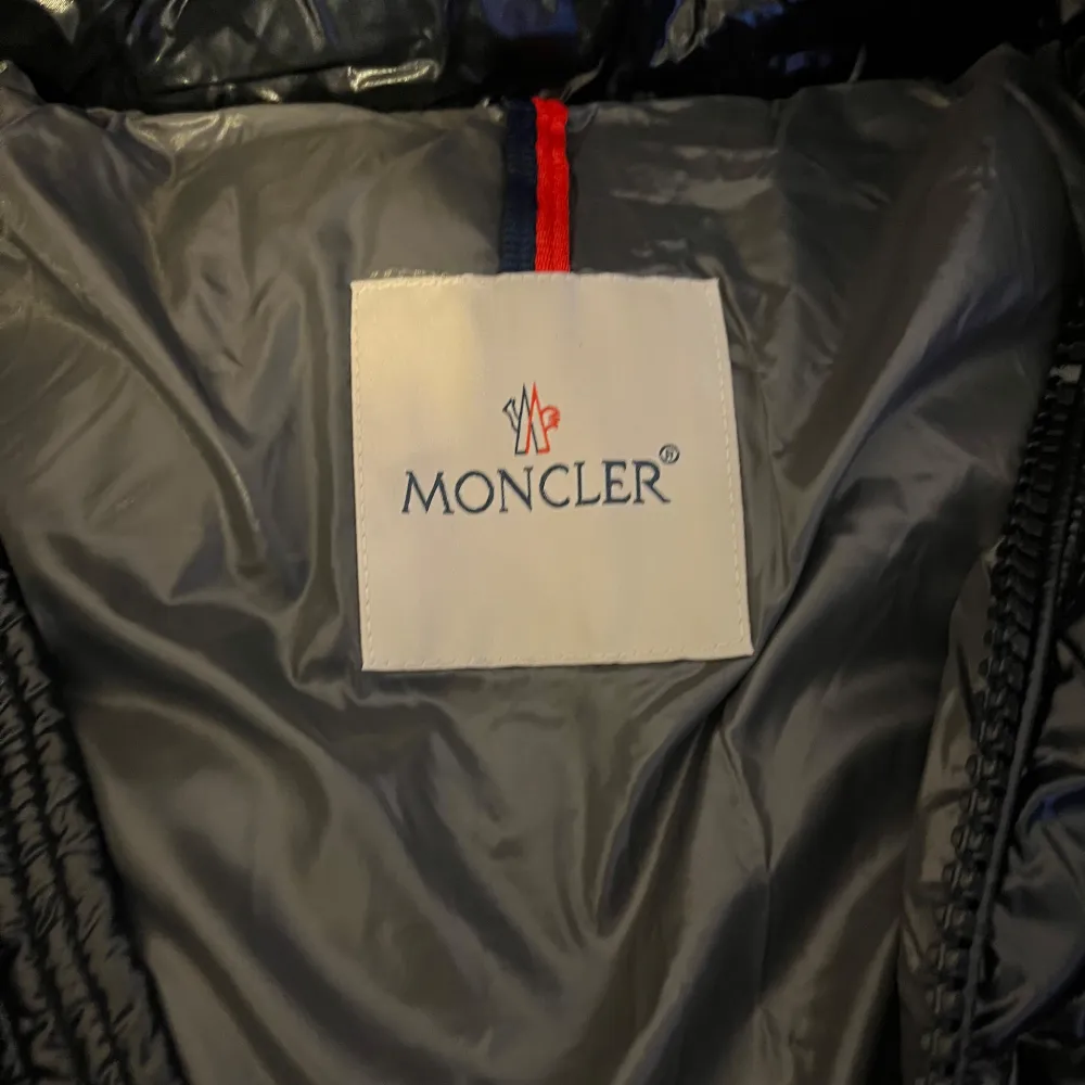 Moncler mata i otroligt skick för bra pris. Pris kan diskuteras vid snabb affär. Hör gärna av dig vid frågor eller funderingar😊. Jackor.