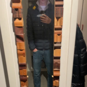 Para jumper jacka - Köpte denna jacka i mars på care of carl för 5300 kr.  märkte att den e lite för liten den e storlek m o passar upp till 183. den är typ helt ny bara använd i mars o april 