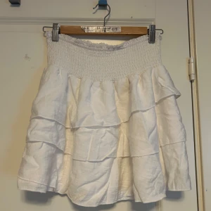 Vit kjol - Kort vit kjol i bra kvalitet. Inte använd så mycket. 