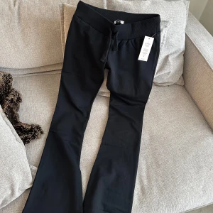 Nelly cozy chill pants  - Cozy chill pants från Nelly i svart färg, superfina men har tyvärr för långa för mig:/. Säljer därför, i nyskick med lappar kvar på såklart! 95% bomulll 5% elastan