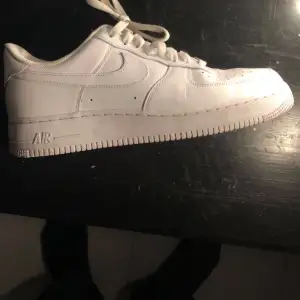 Nya Nike airforce 1 köpta 25 Juni Använda 2 gånger Små i storleken, passar 44, 43