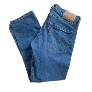 Levi's 502 jeans i blå denim - Säljer ett par klassiska Levi's 502 jeans i blå denim. De har en normal passform och är perfekta för vardagsbruk. Jeansen har en knappgylf och fem fickor. Storleken är W32 L30. Skicket är 8/10