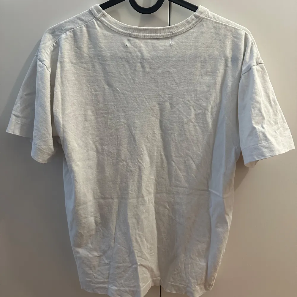 Säljer denna t shirt från Comme des Garçons i storlek M men sitter som S. Skick 8/10 | Skriv vid funderingar⭐️🙏. T-shirts.