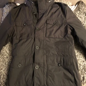 Field Jacket - Säljer min feta🔥 field jacket från Berkeley som var för stor för mig. Passar perfekt till hösten och vintern! Cond: 10/10! Storleken är S, men passar lätt M! Nypris: 1800kr, mitt pris: 1199. Tvivla inte på att fråga om ni har några funderingar!