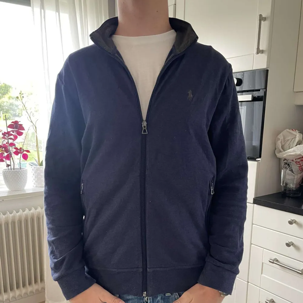 sjukt fet ralph lauren full zip nästintill oanvänd, storlek S, skick 9/10 nypris 1800kr mitt pris 650kr han på bilden är 175 väger 68kg . Hoodies.