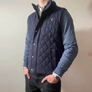 Marinblå gant väst  - Väst från märket gant, storlek S, i fint skick. Pris 499kr, skriv vid fundering eller fråga 👀