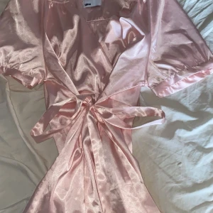 Rosa blus - Jag säljer nu min rosa blus eftersom den inte kommer till användning, jätte skönt material, skriv privat för mer information, den är ganska liten i storleken 