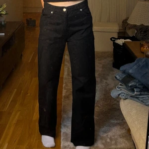 Svarta jeans med guldknappar - Säljer ett par snygga svarta jeans med guldknappar. De är högmidjade och har en straight passform som ger en klassisk look. Perfekta för både vardag och fest!💕💕