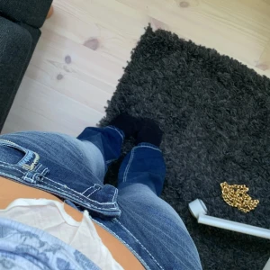 Jeans - Mörkblå utsvängda jeans med vita sömmar.❤️