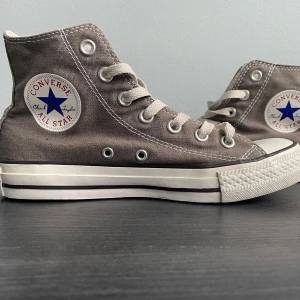 Gråa Converse  - Fetttt snygga Converse 💯 Använda många gånger, får med ett par nya snören ifall man vill byta 👽 