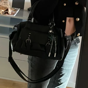 Jätte snyg väska  - Helt ny svart väska med smycke. 