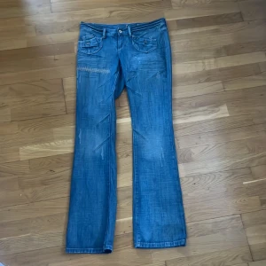 Lågmidjade jeans  - Perfekta lågmidjade jeansen i bootcut modell och coola detaljer!! Strlk 30 34