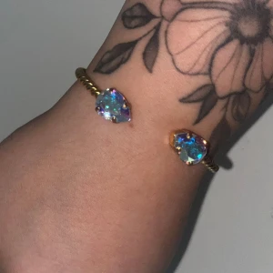 Caroline Svedbom armband  - Säljer mitt Caroline Svedbom armband som är i använt men fint skick. Det finns lite skav på insidan av armbandet men inget som syns när du har på det. Mitt pris: 250kr