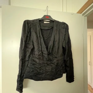 Svart blus   - Svart blus från Gina tricot  Näst intill oanvänd, men behöver strykas :)